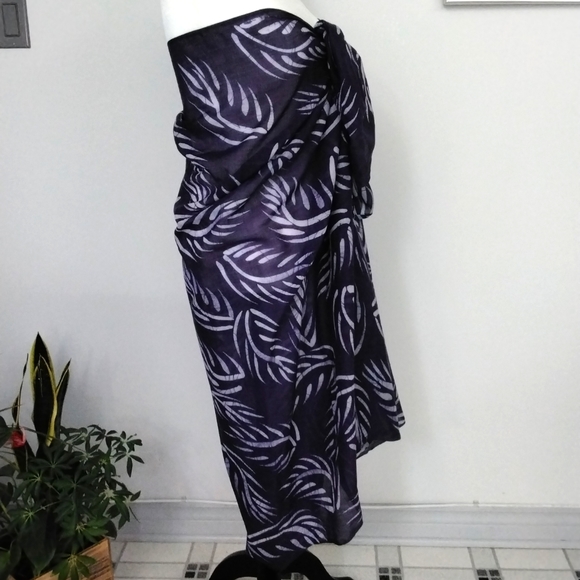 Vintage Batik ladies sarong, 64" x 43" - Picture 3 of 5